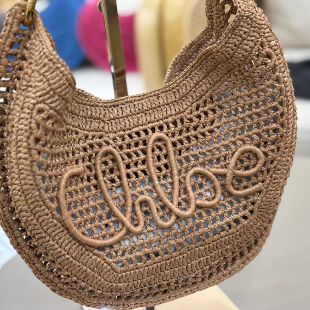 CHLOÉ SOMMER-BANANENTASCHE AUS RAFFIA-BAST