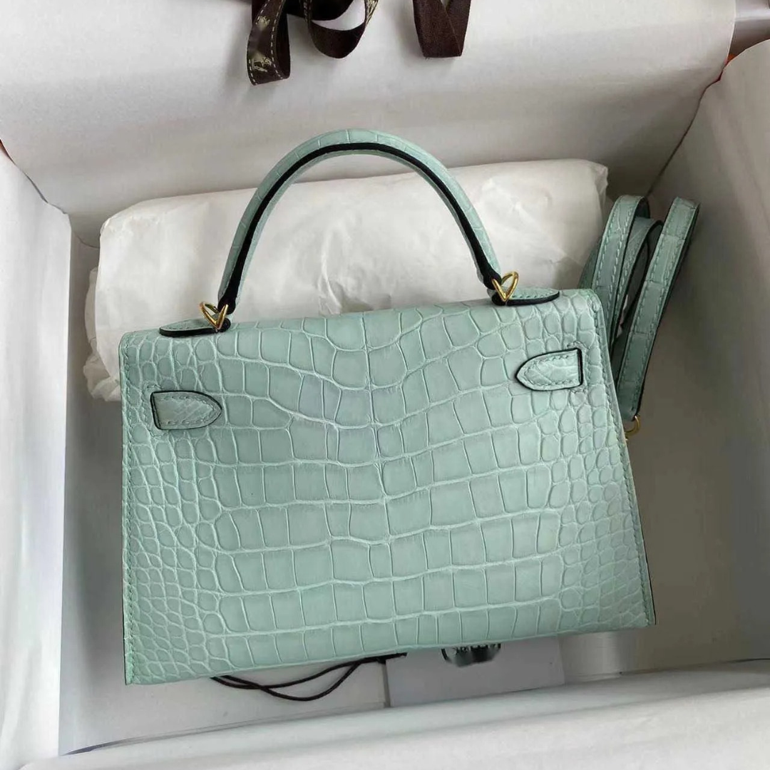 HERMÈS KELLY 28 – MATTES ALLIGATORLEDER VERT D’EAU (UMGEKEHRTE NÄHTE)