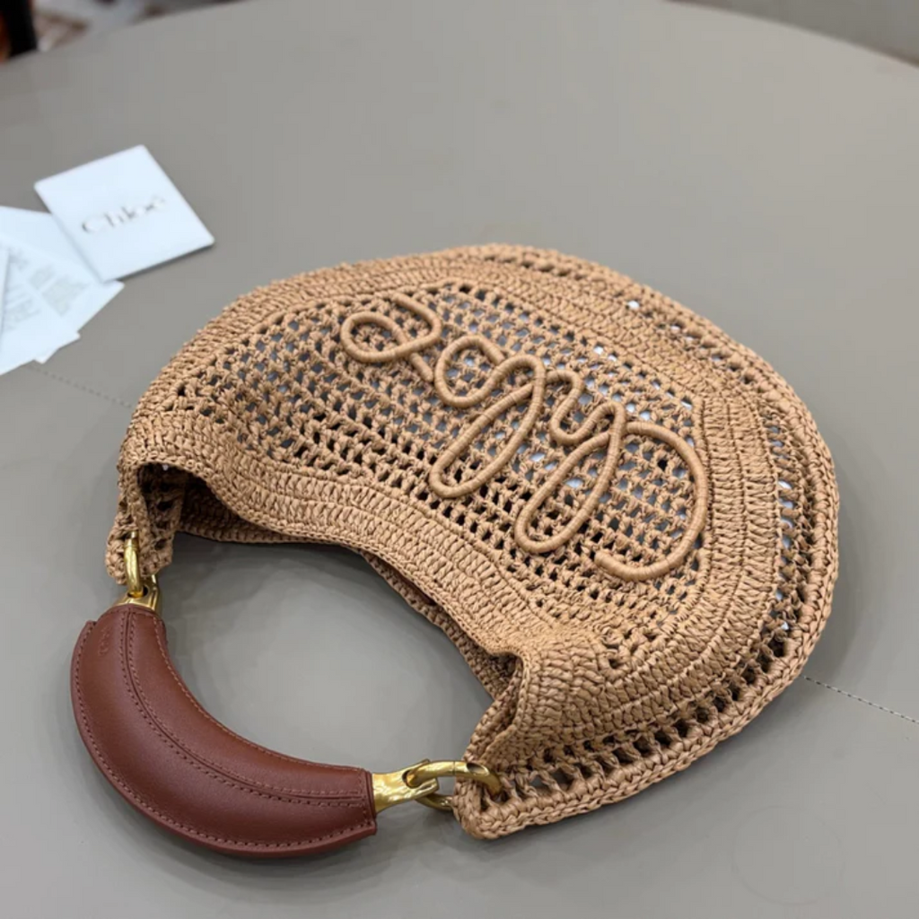 CHLOÉ SOMMER-BANANENTASCHE AUS RAFFIA-BAST