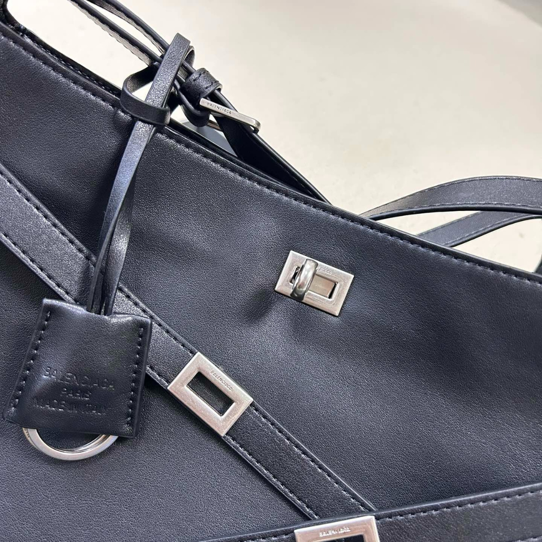 BALENCIAGA BEL AIR MEDIUM SCHULTERTASCHE AUS SCHWARZEM KALBSLEDER