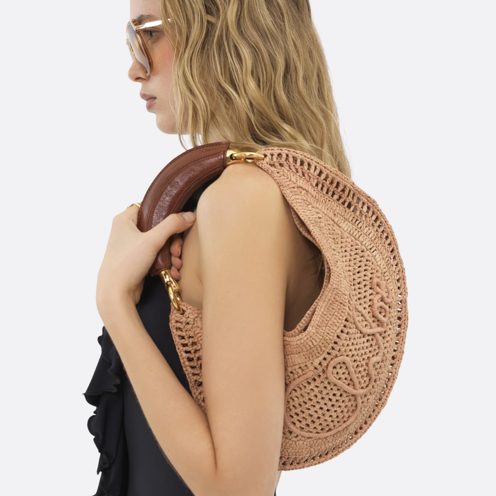 CHLOÉ SOMMER-BANANENTASCHE AUS RAFFIA-BAST