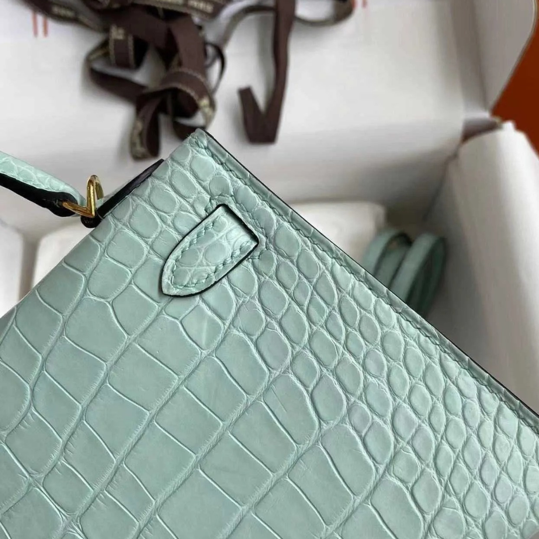HERMÈS KELLY 28 – MATTES ALLIGATORLEDER VERT D’EAU (UMGEKEHRTE NÄHTE)