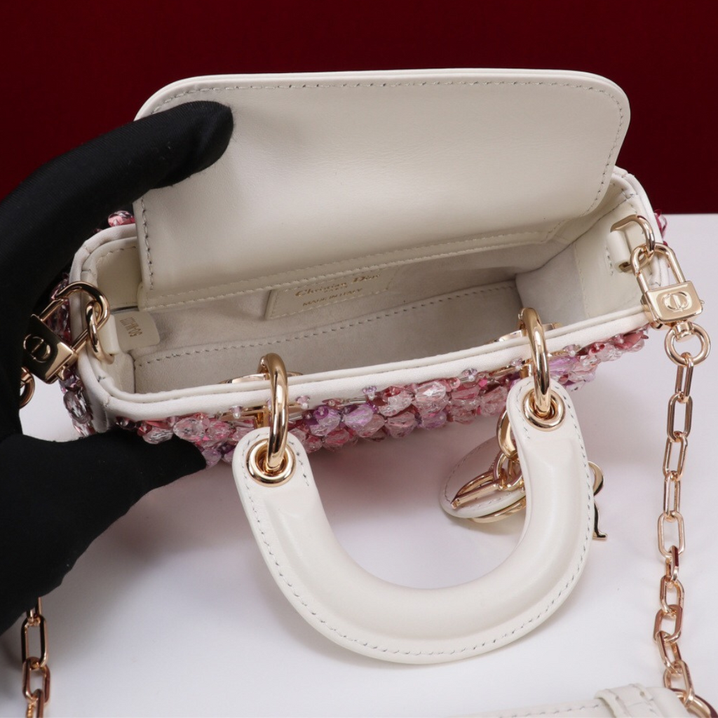 DIOR LADY D-JOY MIKRO TASCHE AUS WEISSEM KALBSLEDER MIT ROSA BLUMENSTICKEREI UND STRASSSTEINEN