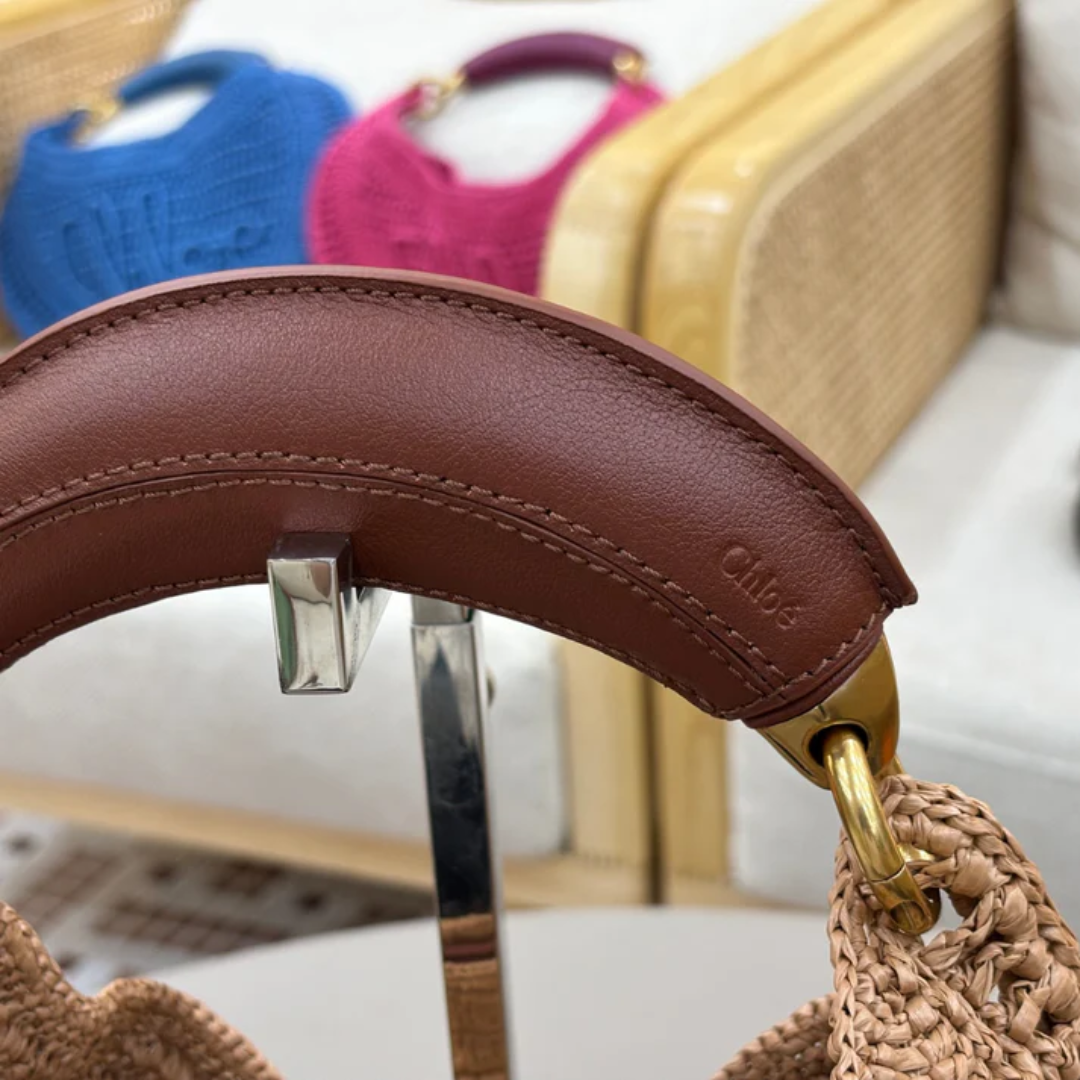 CHLOÉ SOMMER-BANANENTASCHE AUS RAFFIA-BAST
