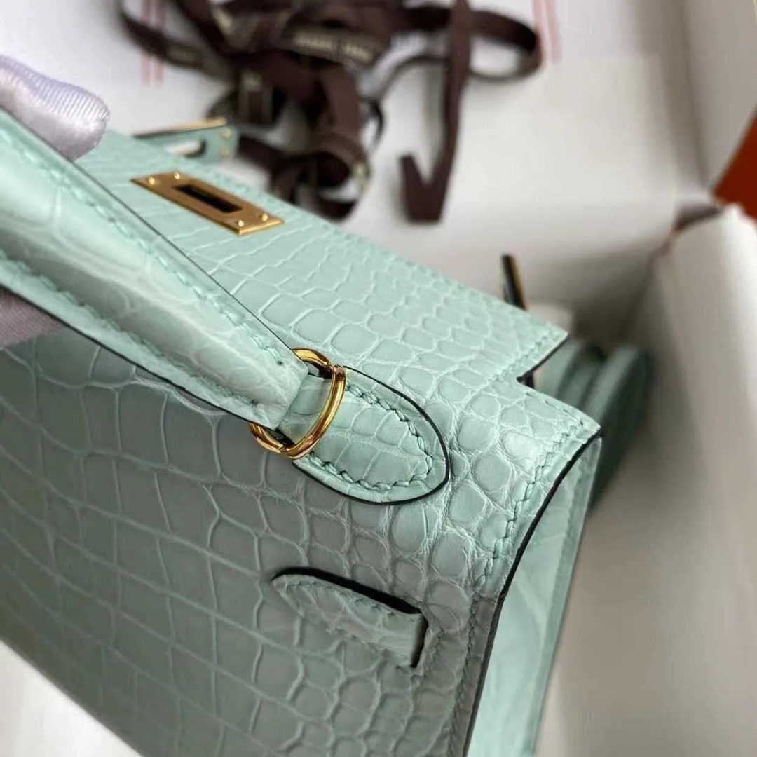 HERMÈS KELLY 28 – MATTES ALLIGATORLEDER VERT D’EAU (UMGEKEHRTE NÄHTE)