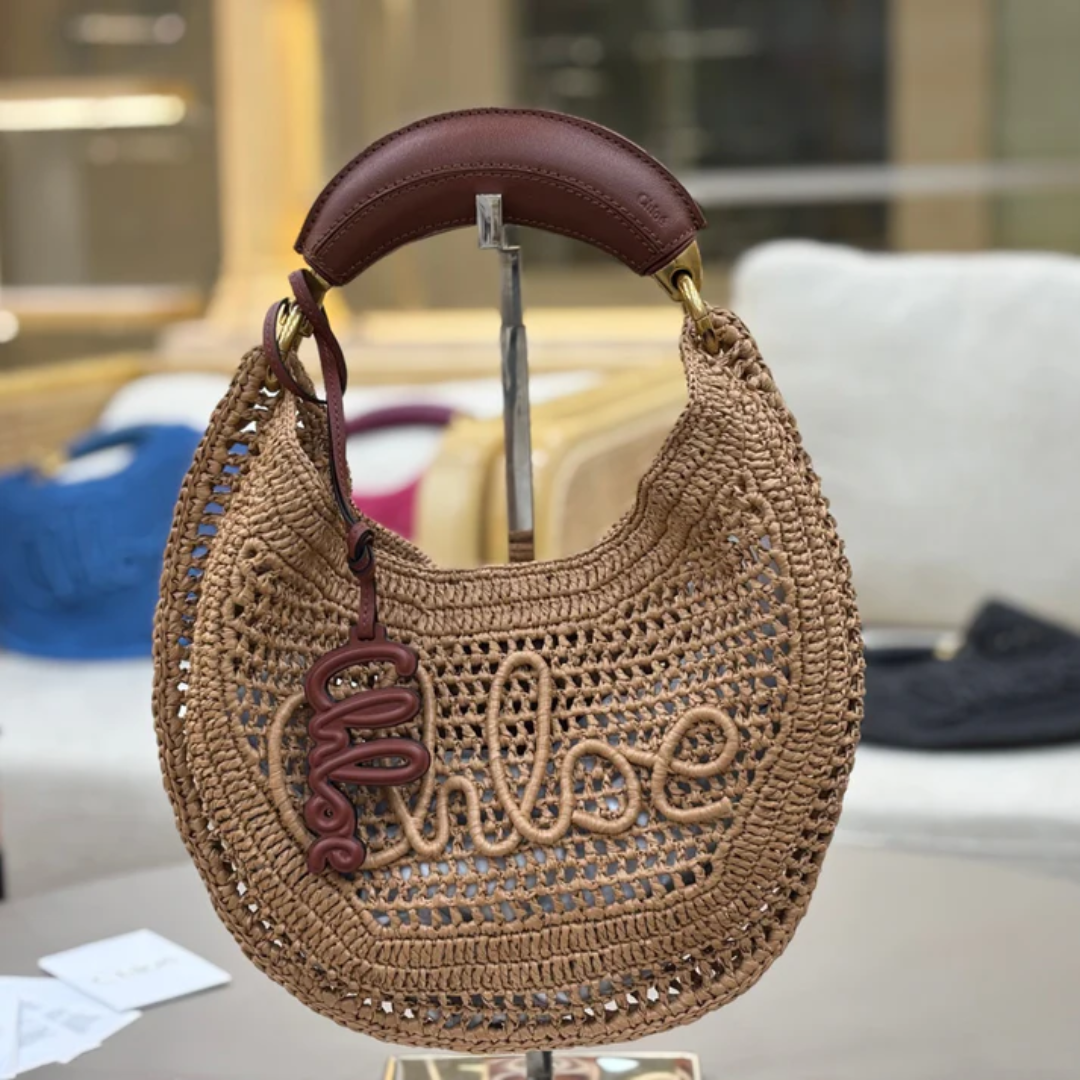 CHLOÉ SOMMER-BANANENTASCHE AUS RAFFIA-BAST
