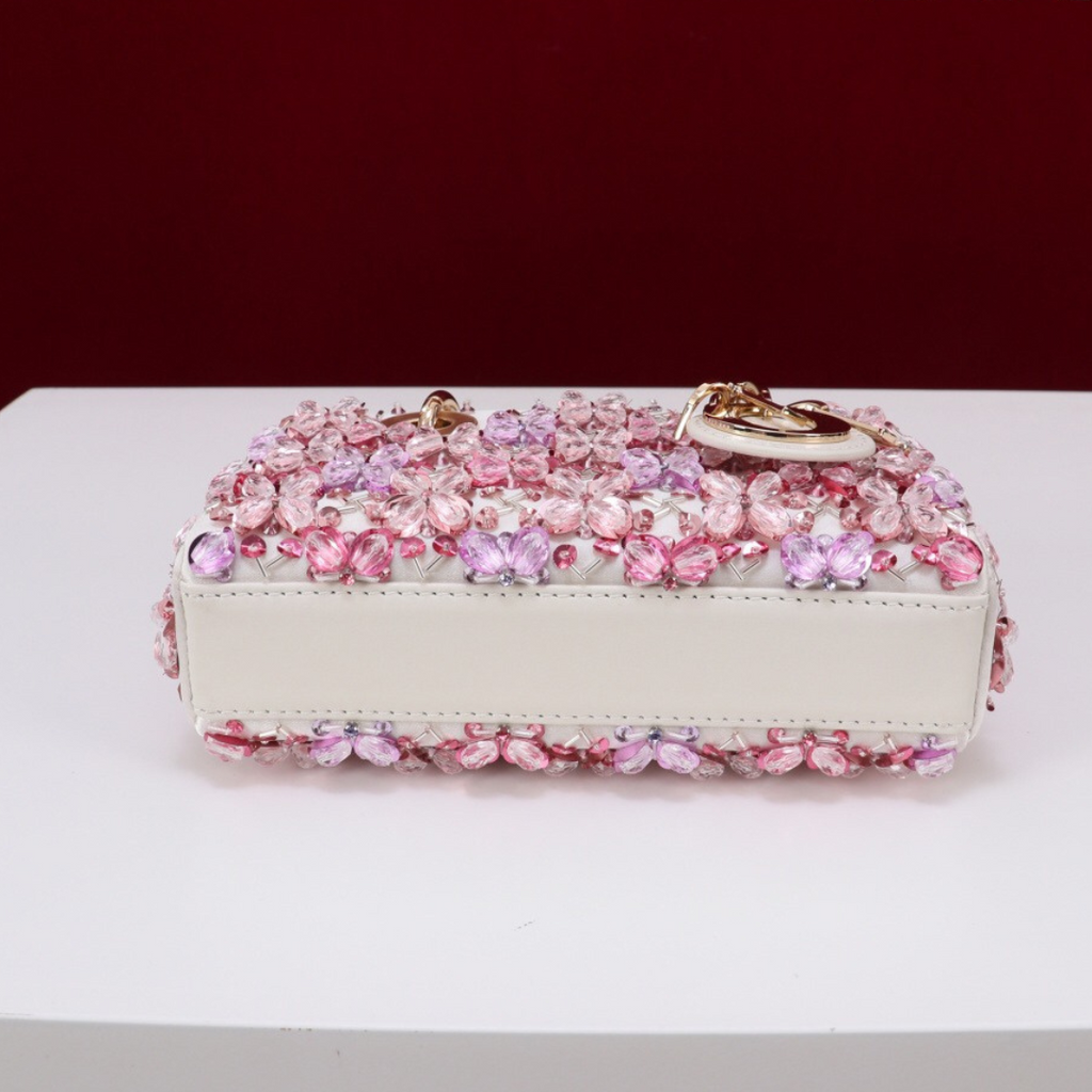 DIOR LADY D-JOY MIKRO TASCHE AUS WEISSEM KALBSLEDER MIT ROSA BLUMENSTICKEREI UND STRASSSTEINEN