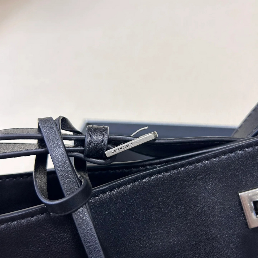 BALENCIAGA BEL AIR MEDIUM SCHULTERTASCHE AUS SCHWARZEM KALBSLEDER