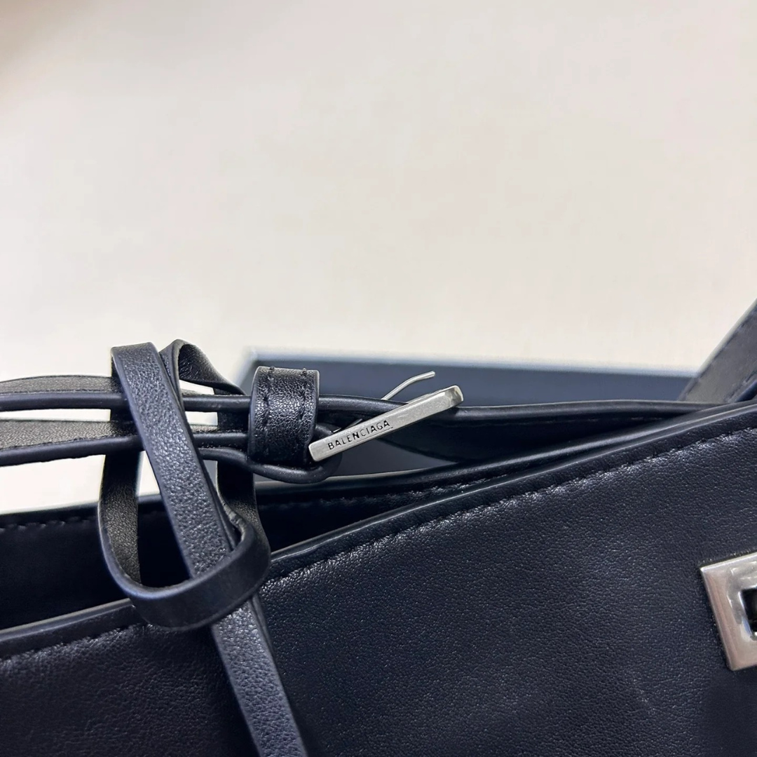 BALENCIAGA BEL AIR MEDIUM SCHULTERTASCHE AUS SCHWARZEM KALBSLEDER