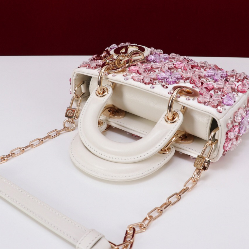DIOR LADY D-JOY MIKRO TASCHE AUS WEISSEM KALBSLEDER MIT ROSA BLUMENSTICKEREI UND STRASSSTEINEN