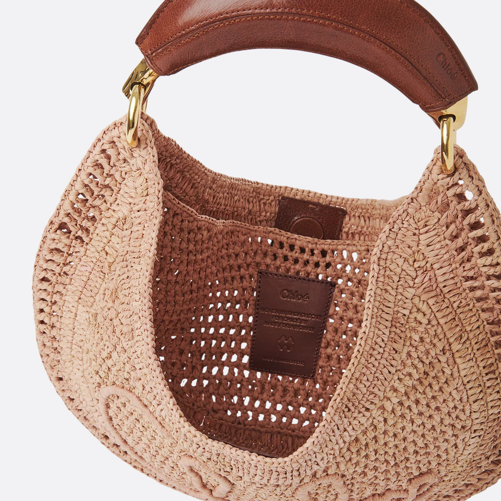 CHLOÉ SOMMER-BANANENTASCHE AUS RAFFIA-BAST