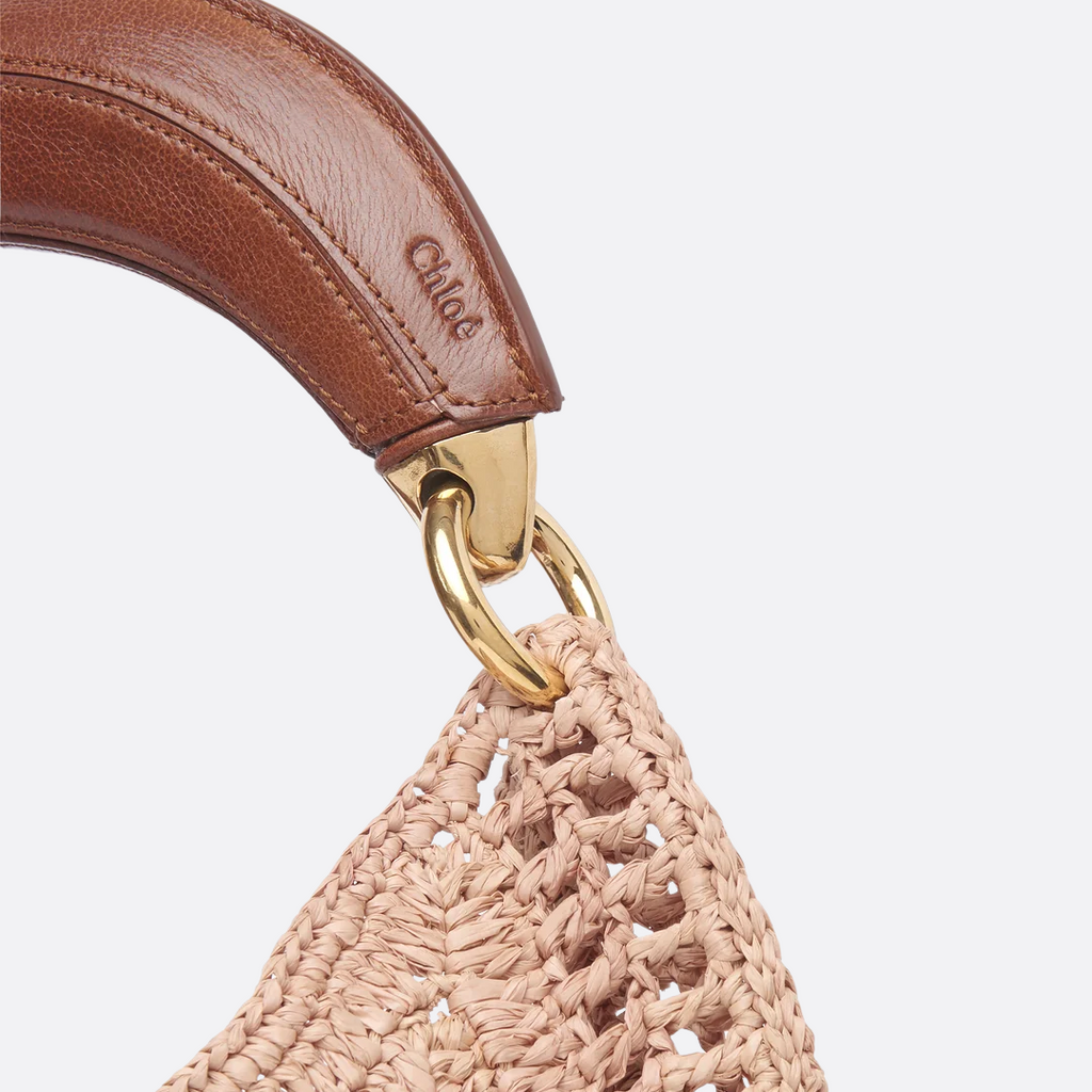 CHLOÉ SOMMER-BANANENTASCHE AUS RAFFIA-BAST