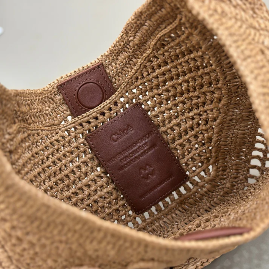 CHLOÉ SOMMER-BANANENTASCHE AUS RAFFIA-BAST