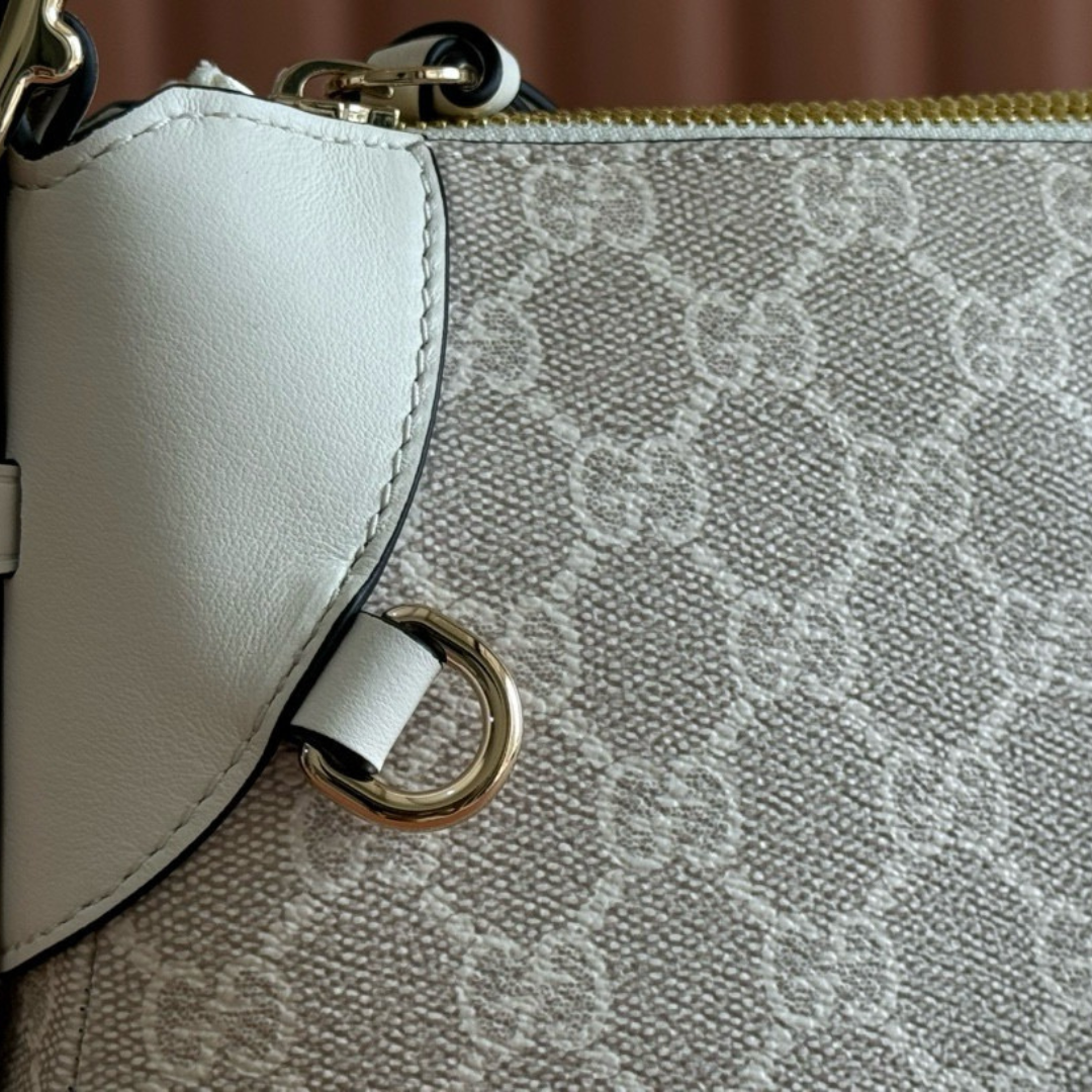 GUCCI – KLEINE SCHULTERTASCHE MIT GG-EMBLEM