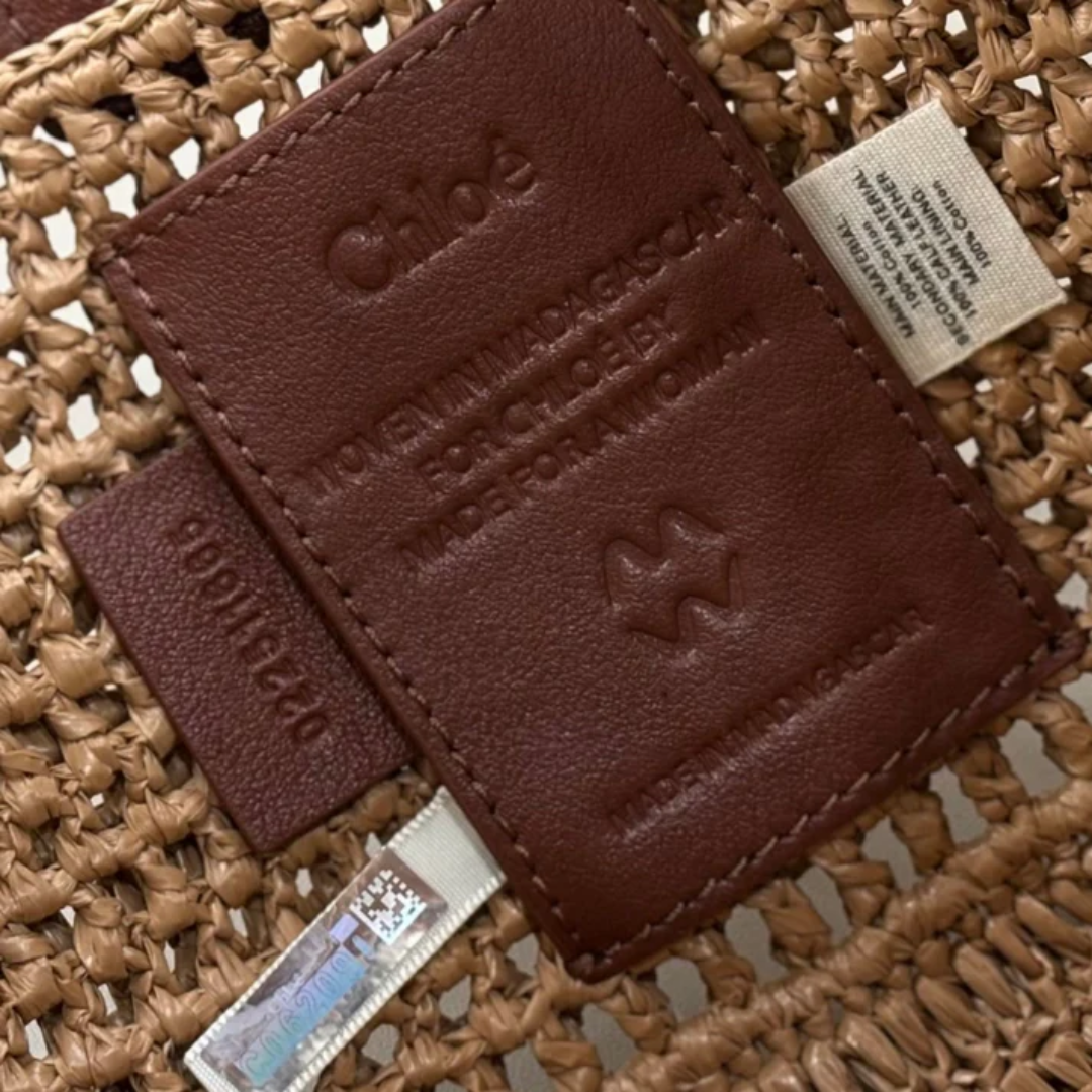 CHLOÉ SOMMER-BANANENTASCHE AUS RAFFIA-BAST
