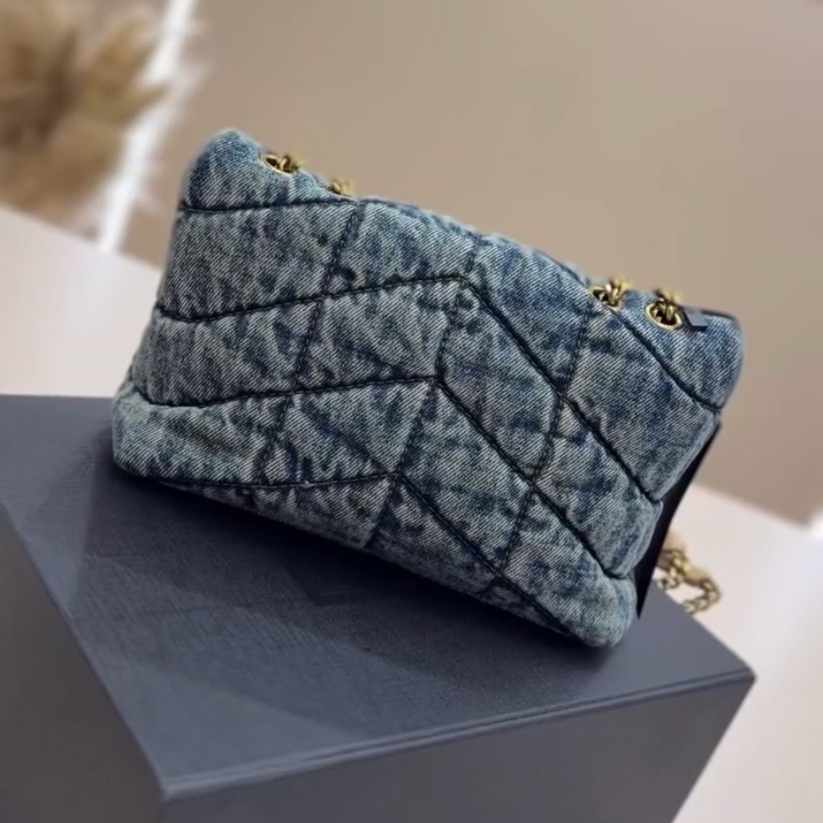 SAINT LAURENT LOULOU PUFFER TASCHE AUS GESTEPPTER VINTAGE-DENIM