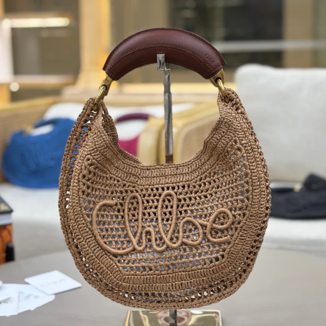 CHLOÉ SOMMER-BANANENTASCHE AUS RAFFIA-BAST