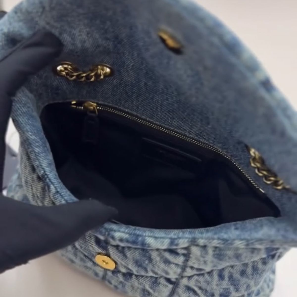 SAINT LAURENT LOULOU PUFFER TASCHE AUS GESTEPPTER VINTAGE-DENIM