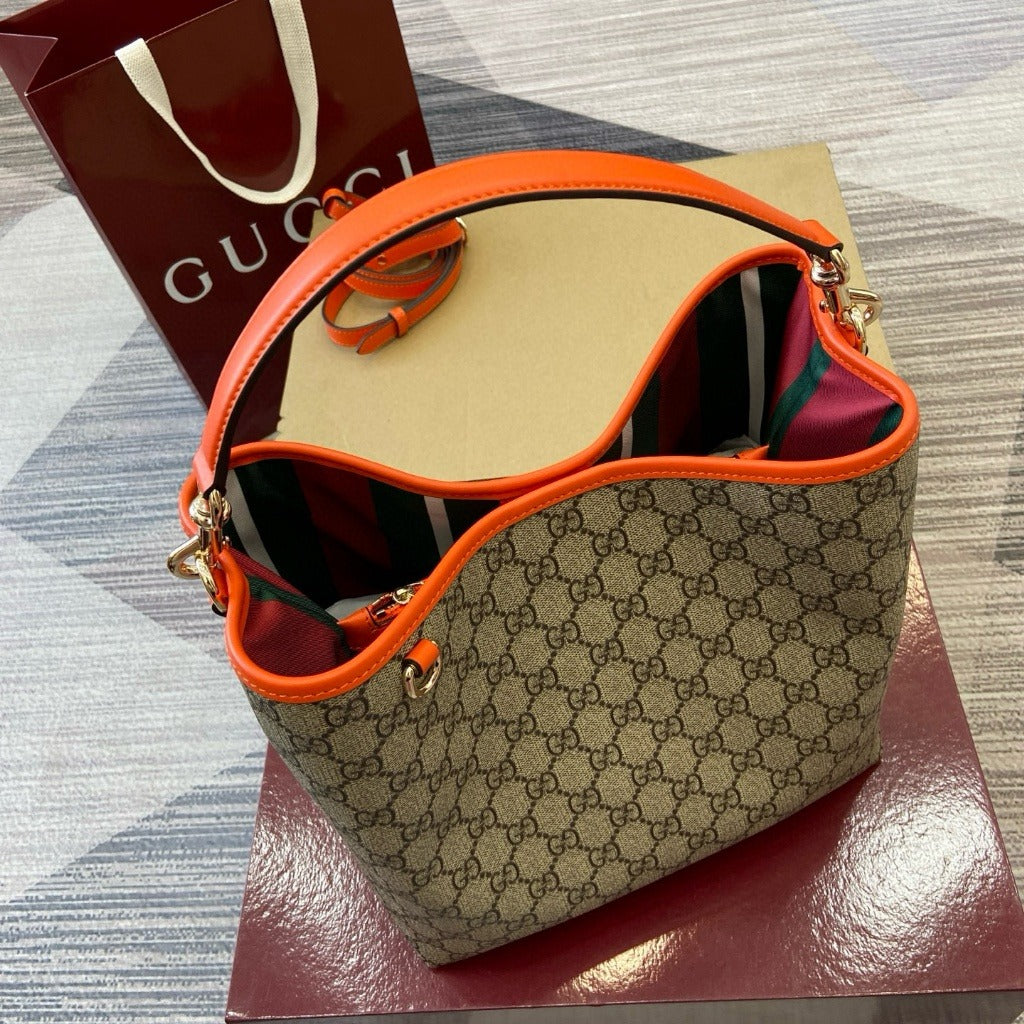 GUCCI – MITTLERE EIMERTASCHE MIT GG-EMBLEM