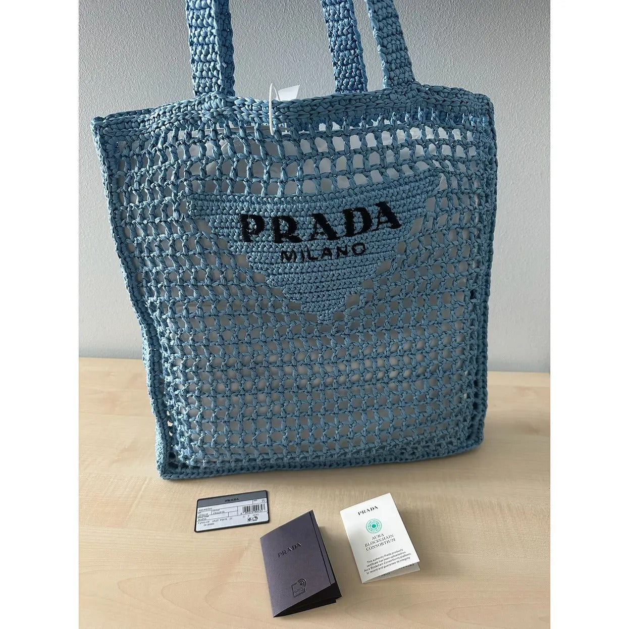 PRADA RAFFIA TASCHE MIT GEWEBTEM LOGO IN BLAU