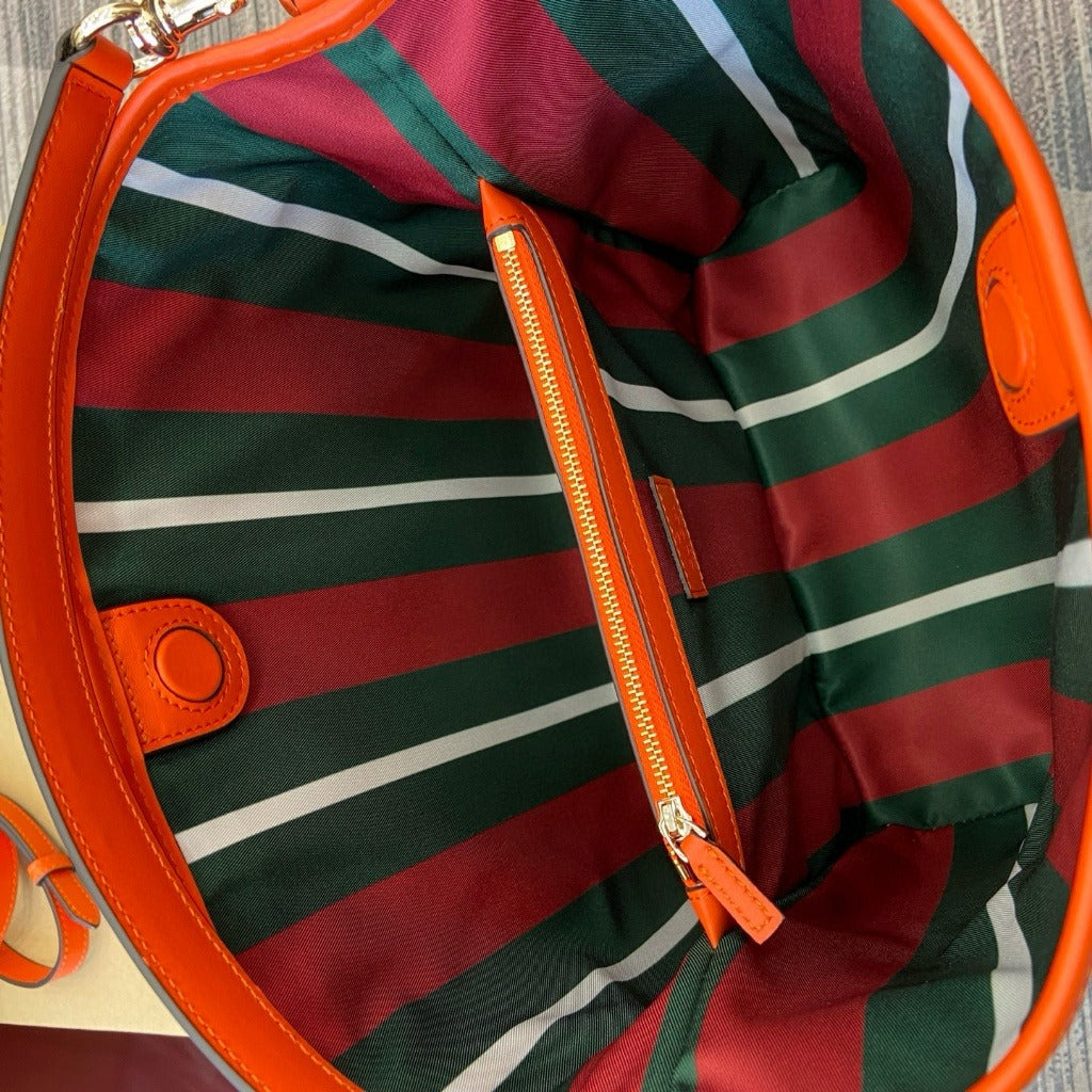 GUCCI – MITTLERE EIMERTASCHE MIT GG-EMBLEM