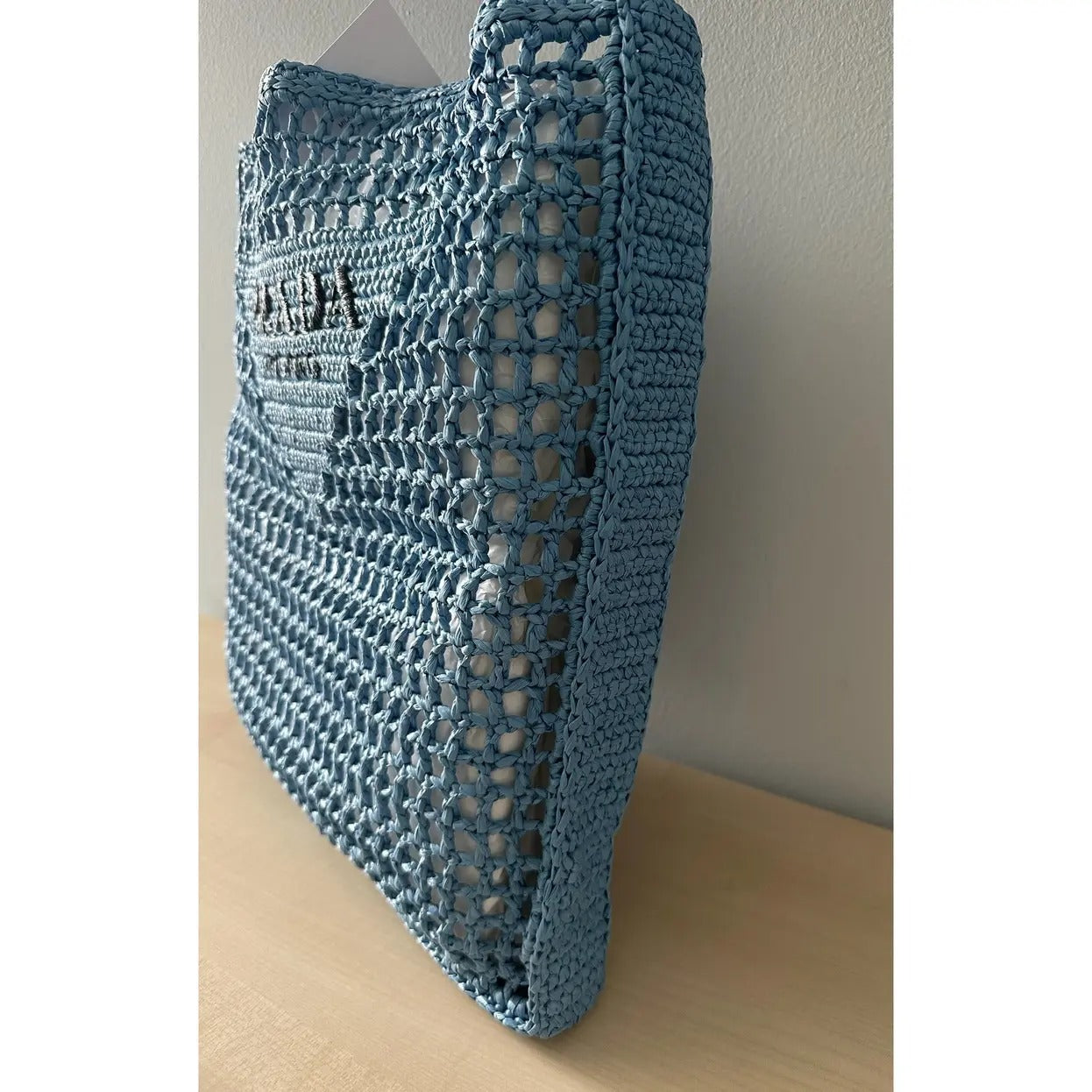 PRADA RAFFIA TASCHE MIT GEWEBTEM LOGO IN BLAU