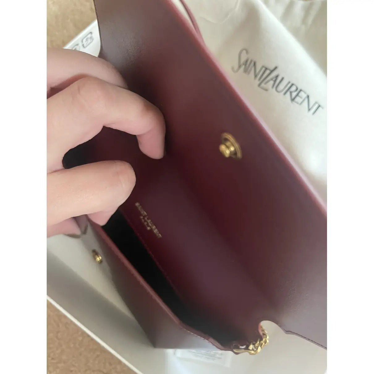 SAINT LAURENT KATE KLEINE SCHULTERTASCHE AUS LACKLEDER