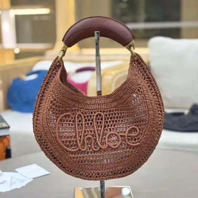 CHLOÉ SOMMER-BANANENTASCHE AUS RAFFIA-BAST