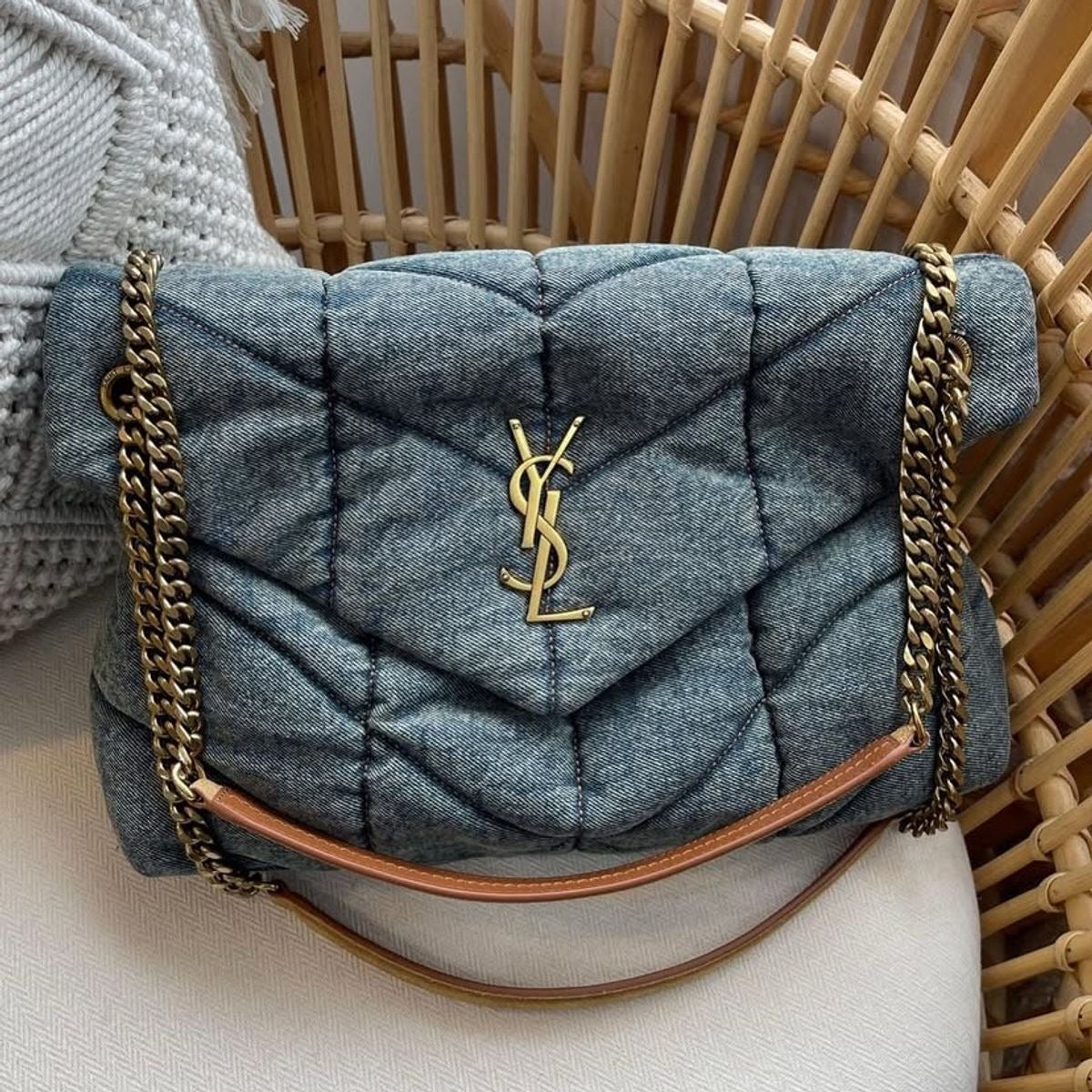 SAINT LAURENT LOULOU PUFFER TASCHE AUS GESTEPPTER VINTAGE-DENIM