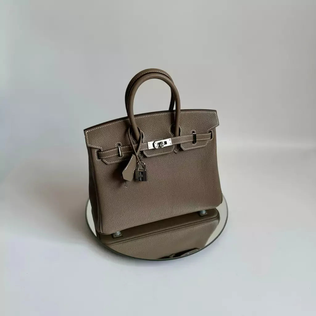 HERMÈS BIRKIN 25 HSS TASCHE IN CRAIE / GRIS TOURTERELLE AUS TOGO LEDER