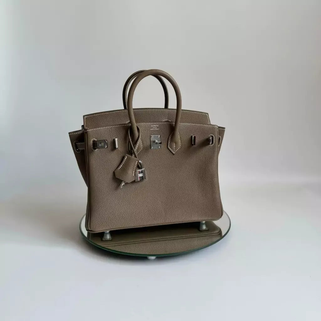 HERMÈS BIRKIN 25 HSS TASCHE IN CRAIE / GRIS TOURTERELLE AUS TOGO LEDER