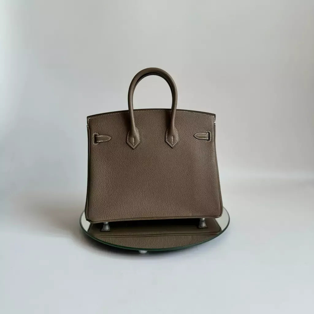 HERMÈS BIRKIN 25 HSS TASCHE IN CRAIE / GRIS TOURTERELLE AUS TOGO LEDER