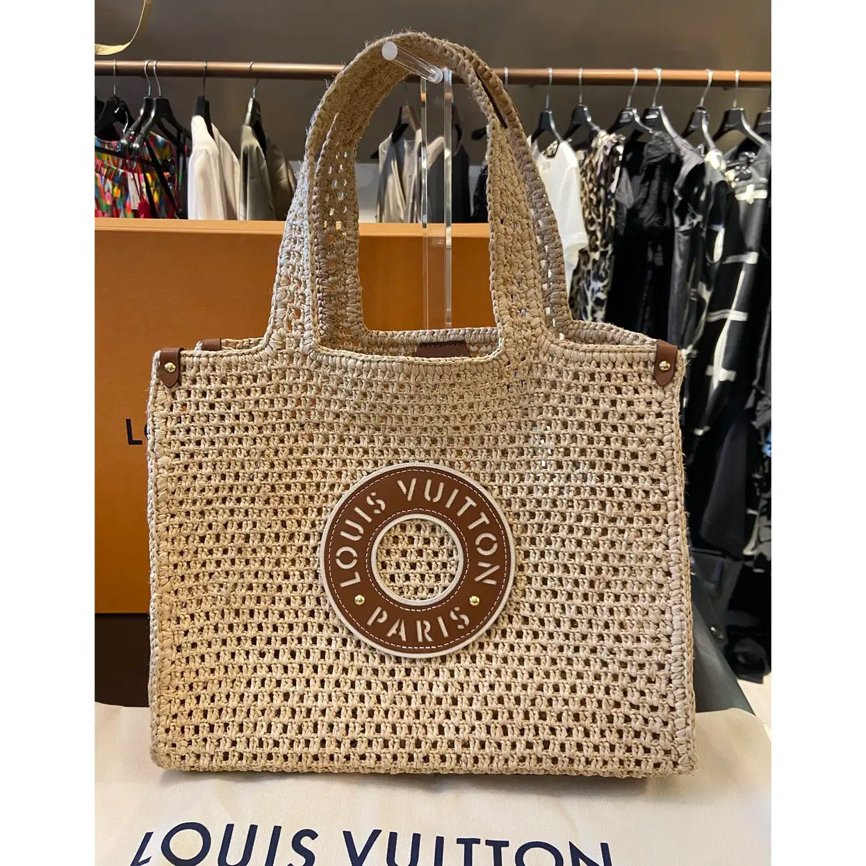 LOUIS VUITTON ONTHEGO MM HANDTASCHE AUS RAFFIA BY THE POOL
