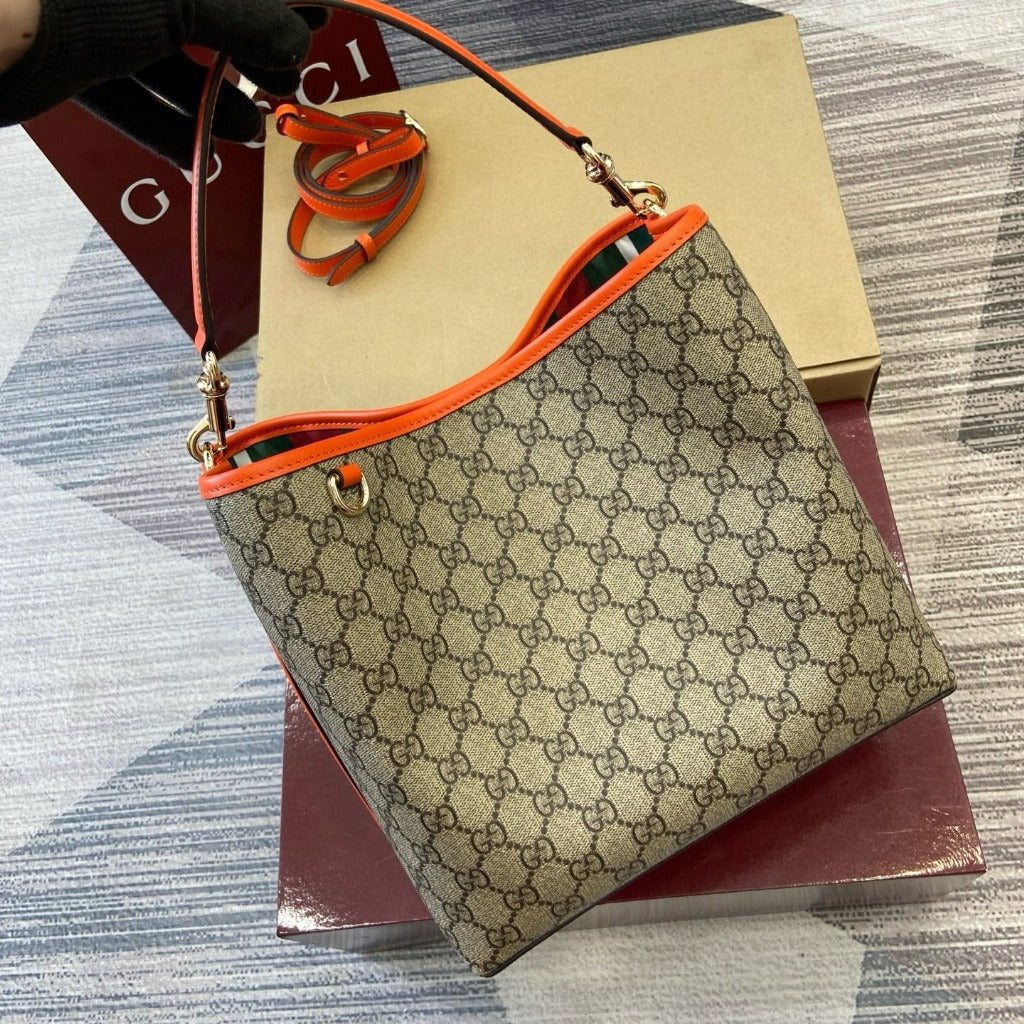 GUCCI – MITTLERE EIMERTASCHE MIT GG-EMBLEM