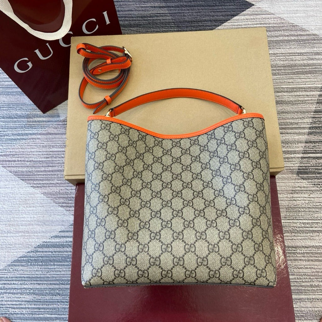GUCCI – MITTLERE EIMERTASCHE MIT GG-EMBLEM