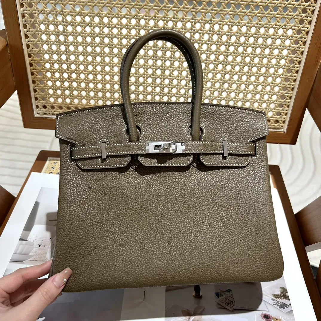 HERMÈS BIRKIN 25 HSS TASCHE IN CRAIE / GRIS TOURTERELLE AUS TOGO LEDER