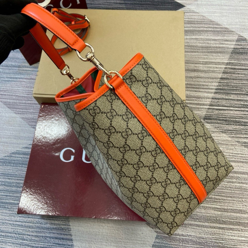 GUCCI – MITTLERE EIMERTASCHE MIT GG-EMBLEM